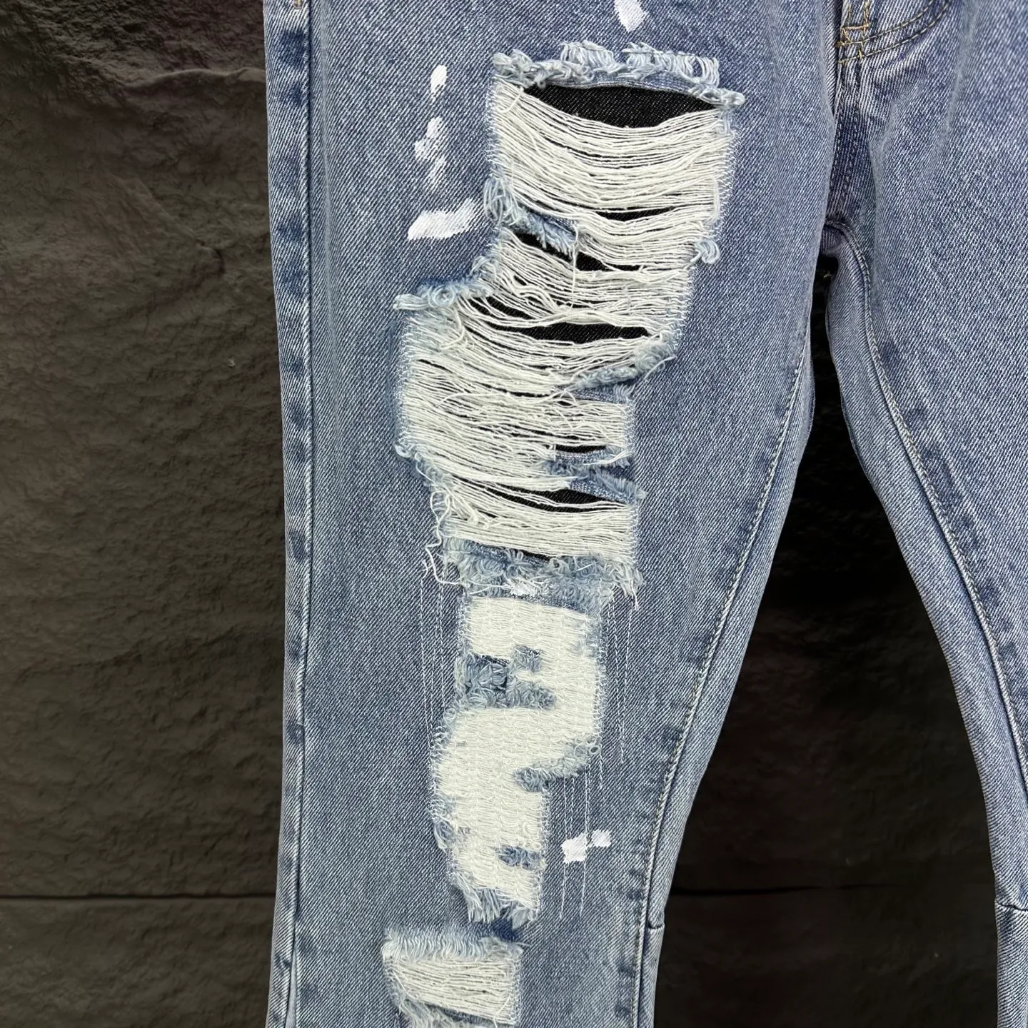 P250 GALLERY DEPT. 2025 New Ripped Holes, Hand-painted and Tangled Couple Style Loose Washed Flare Jeans 🔥High Version🔥High Version🔥 Top Ceiling Quality Styles with different washed textures are very friendly to people with thin legs and thick legs. The straight version is very flattering to the leg shape. Moderate length that never goes out of style, easy and casual to match, basic styling for various styles, a must-have in the wardrobe! The fabric is stiff but also makes the upper body soft without losing texture. The washing process is even more perfect. It is a must-have item for everyone! ! ! Washed wheat, hang tag, pants label, complete with three labels Color: light blue Size: 28, 30, 32, 34, 36 (five sizes)